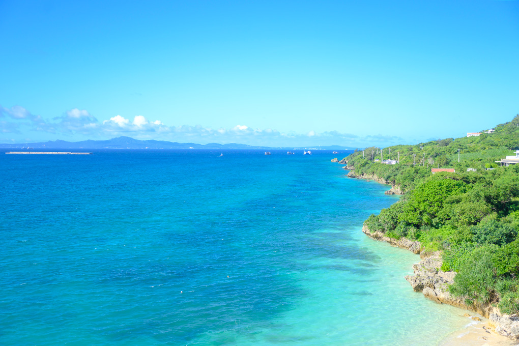 沖縄瀬底の海岸